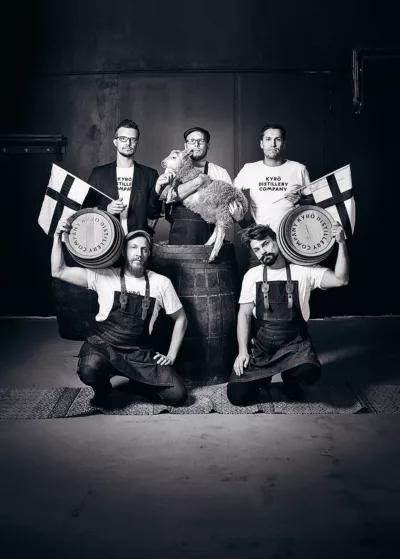 16444_Group-Photo-lamb-veera-kujala-400x559